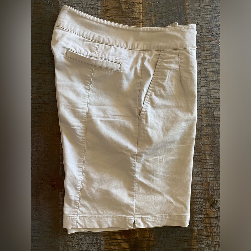 🩳Women’s Nike Golf shorts size 4 beige